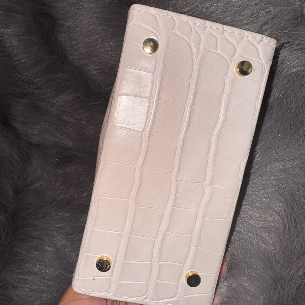 Beautiful Zara mini trunk. Cream, croc print. Metal crossbody chain included. - Picture 5 of 7